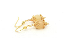 Barocke Ohrringe mit Honig Opal
