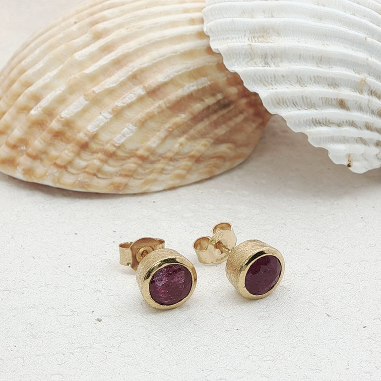 Ohrstecker Hannah mit 5 mm Rubin