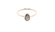 Unikate Ring Rose 9 Karat Gold mit Salt & Pepper Diamant
