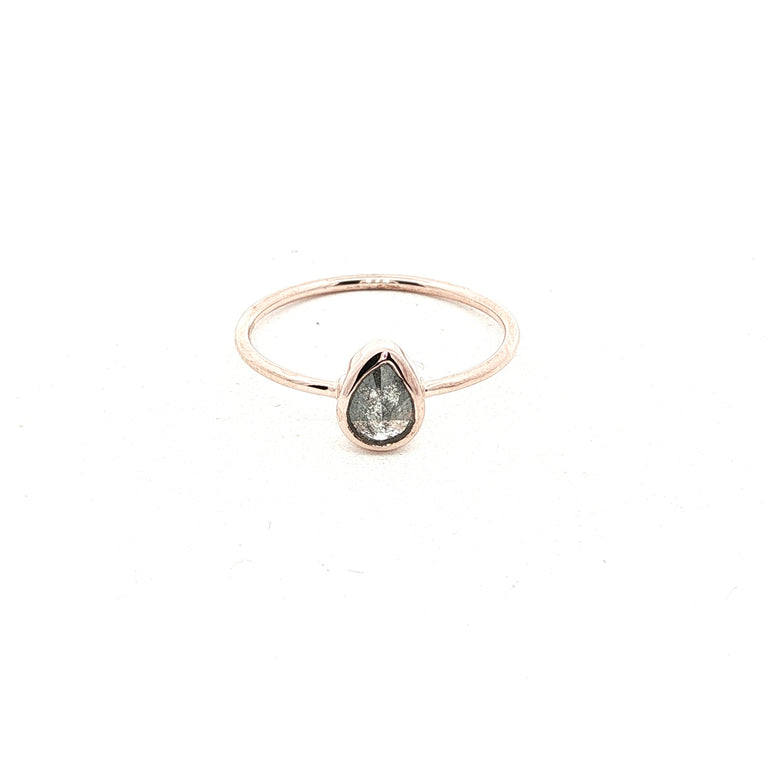 Unikate Ring Rose 9 Karat Gold mit Salt & Pepper Diamant