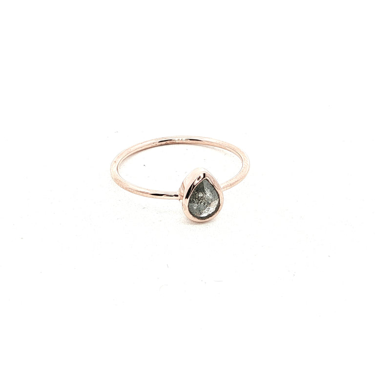 Unikate Ring Rose 9 Karat Gold mit Salt & Pepper Diamant