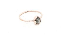 Unikate Ring Rose 9 Karat Gold mit Salt & Pepper Diamant