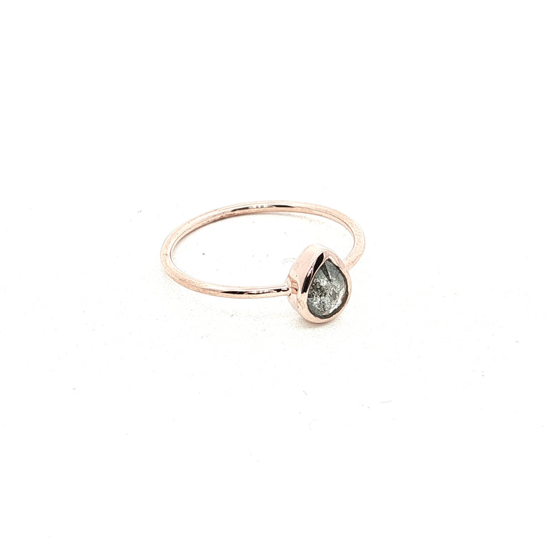 Unikate Ring Rose 9 Karat Gold mit Salt & Pepper Diamant