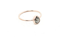 Unikate Ring Rose 9 Karat Gold mit Salt & Pepper Diamant