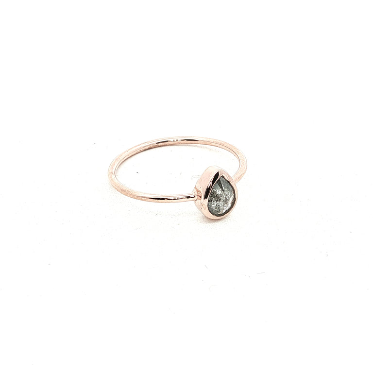 Unikate Ring Rose 9 Karat Gold mit Salt & Pepper Diamant