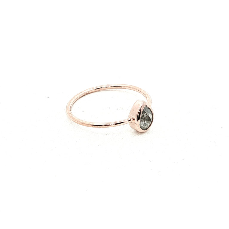 Unikate Ring Rose 9 Karat Gold mit Salt & Pepper Diamant