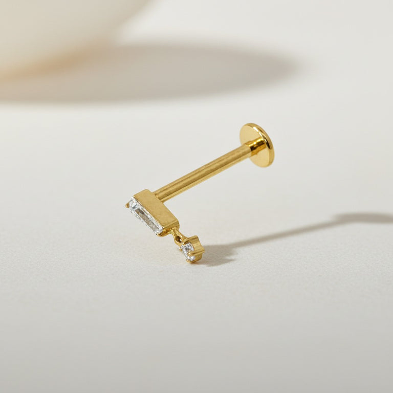 Titan G23 Piercing mit Trapez-Zirkonia & Charm – 1.2 mm / 8 mm