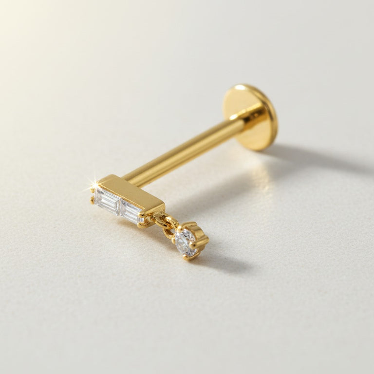 Titan G23 Piercing mit Trapez-Zirkonia & Charm – 1.2 mm / 8 mm