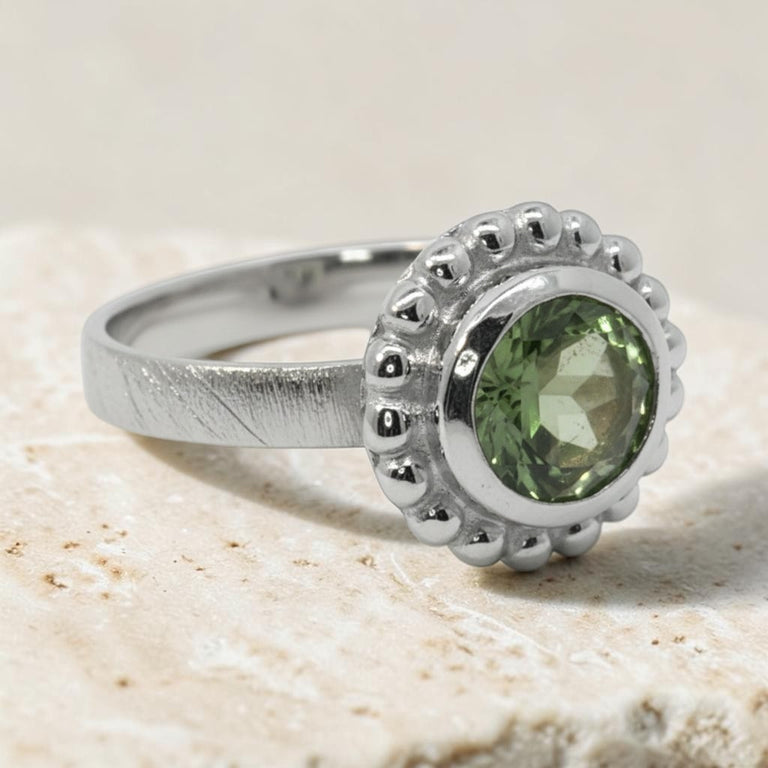 Ring Orbis mit Peridot