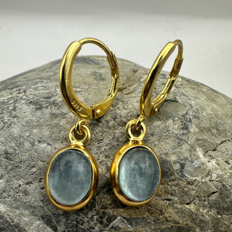 Creolen mit  Aquamarin Charms gelbvergoldet
