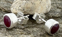 Ohrstecker Hannah mit 5 mm Rubin