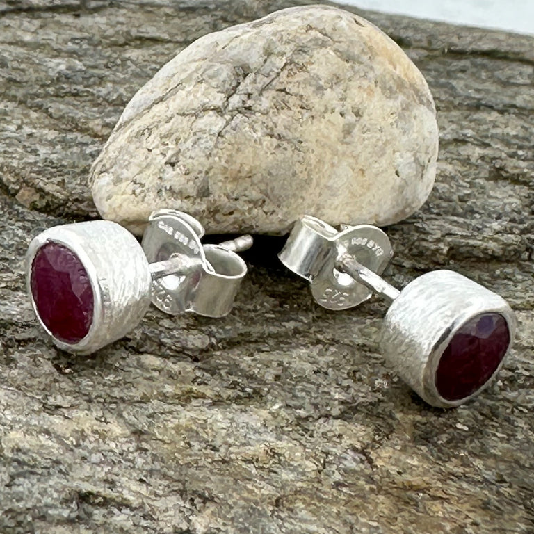 Ohrstecker Hannah mit 5 mm Rubin