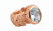 Ring LOTTA Blautopas | Statement Ring mit Rosenmuster