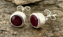 Ohrstecker Hannah mit 5 mm Rubin