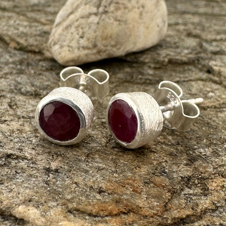 Ohrstecker Hannah mit 5 mm Rubin