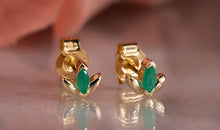 Mini Lotus Ohrstecker mit Smaragd 2x4 mm – Gold & Silber