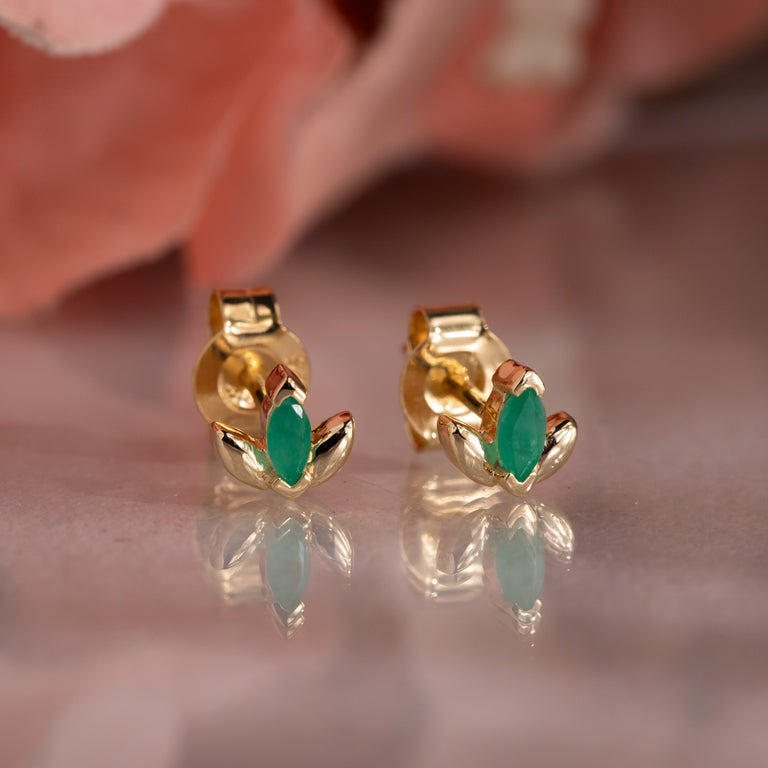 Mini Lotus Ohrstecker mit Smaragd 2x4 mm – Gold & Silber