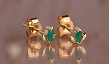 Mini Lotus Ohrstecker mit Smaragd 2x4 mm – Gold & Silber