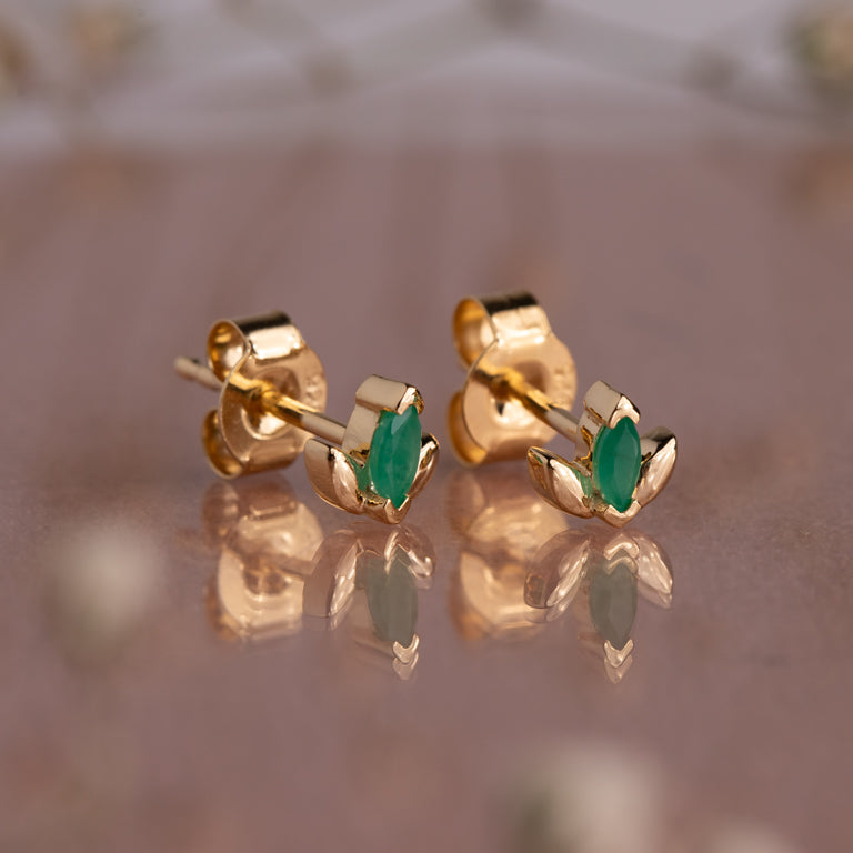 Mini Lotus Ohrstecker mit Smaragd 2x4 mm – Gold & Silber
