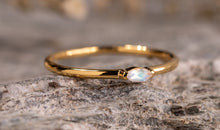 Ring SINGLE NAVETTE Mondstein  2x4 mm