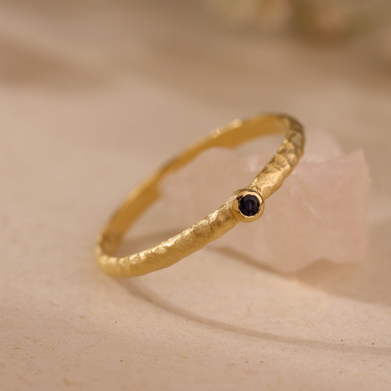 Ring VALERI 2 mm mit Saphir