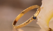Ring VALERI 2 mm mit Saphir
