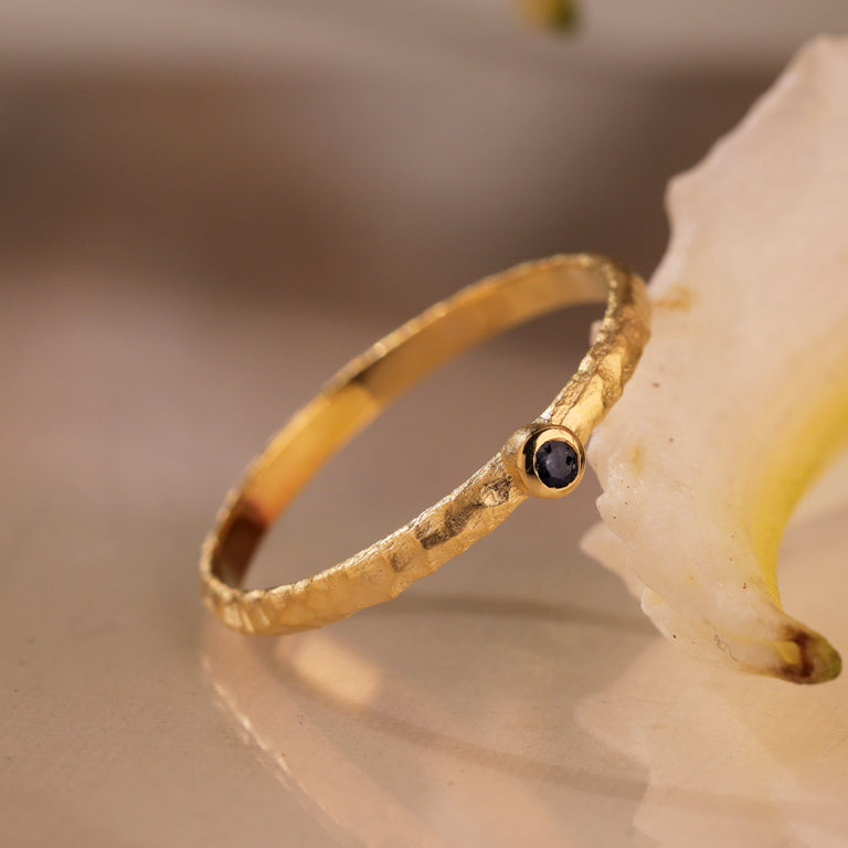 Ring VALERI 2 mm mit Saphir