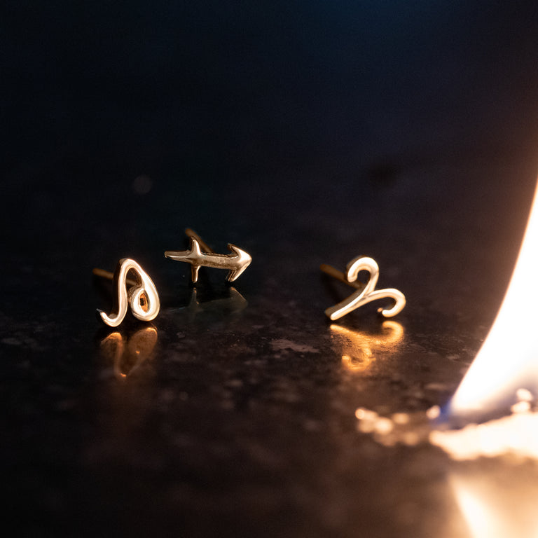 Einzelner Ohrstecker – Schütze Symbol aus 925er Sterling Silber, 5 mm