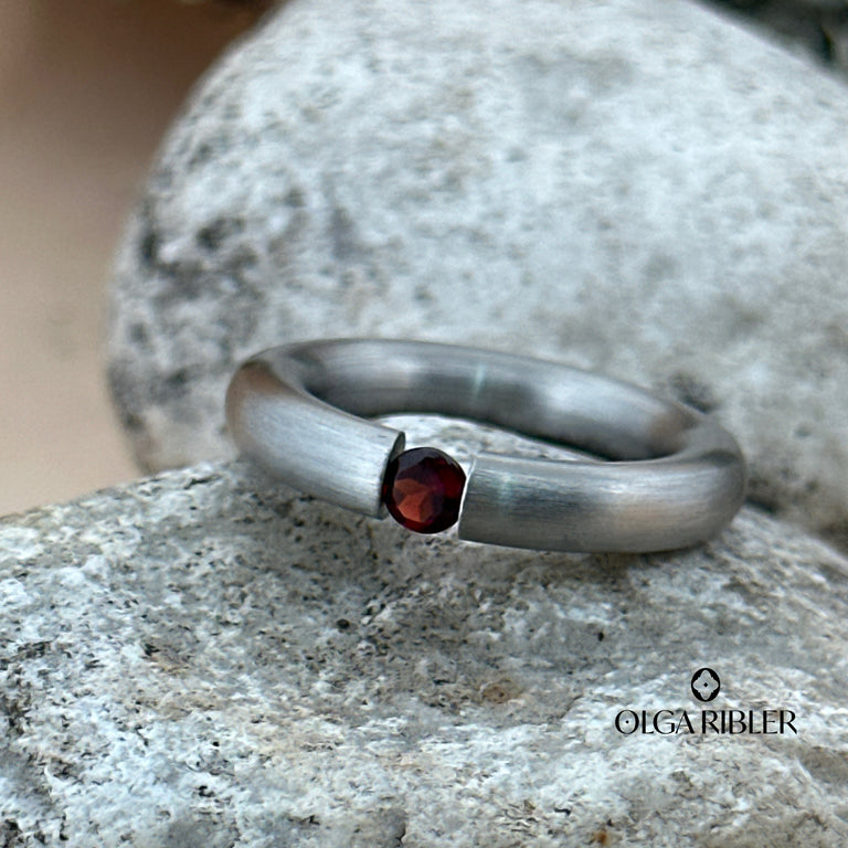 Pneu Ring Edelstahl mit Granate SALE