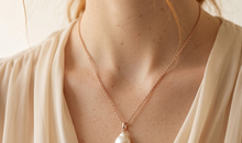 Ypsilon Halskette mit Barockperle und Turmalin-Charms