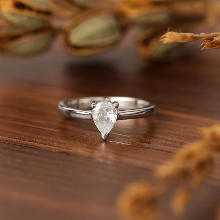 Ring CATIA mit 6mm Topas 9k Weissgold