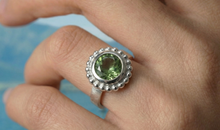 Ring Orbis mit Peridot