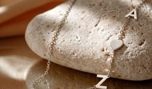 Asymmetrische Namenskette mit Herz – individuell & modern