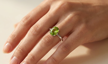 Ring FLORINEA mit Peridote 6X8 mm