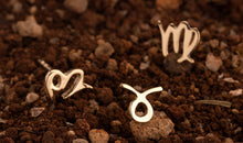 Einzelner Ohrstecker – Jungfrau Symbol aus 925er Sterling Silber, 5 mm