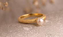 Ring ASTRID 2.5 mm matt mit Perle
