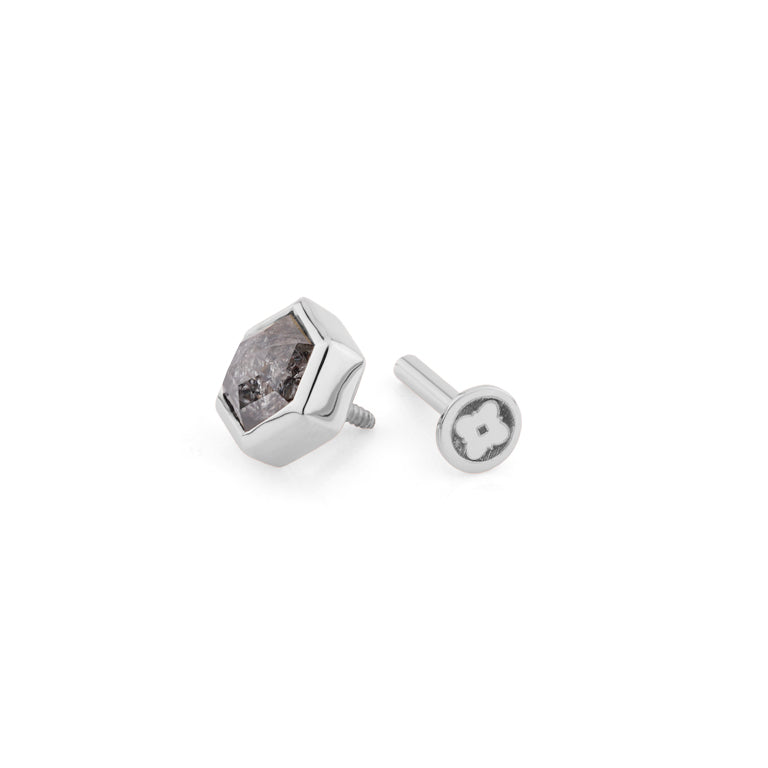 Piercing mit Salt and Pepper Diamant – Einzigartiges Unikat