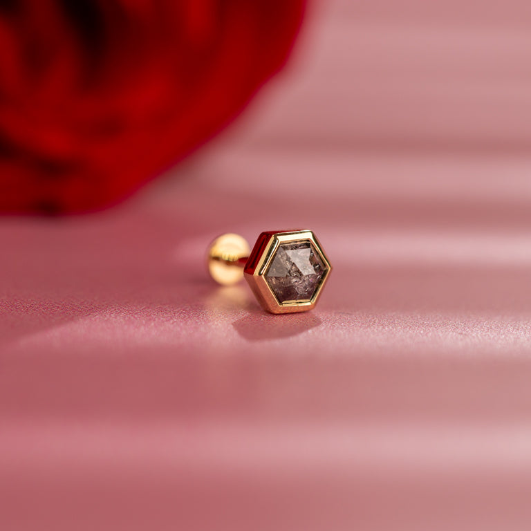 Piercing mit Salt and Pepper Diamant – Einzigartiges Unikat