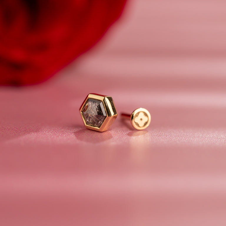 Piercing mit Salt and Pepper Diamant – Einzigartiges Unikat