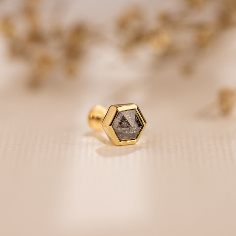 Piercing mit Salt and Pepper Diamant – Einzigartiges Unikat