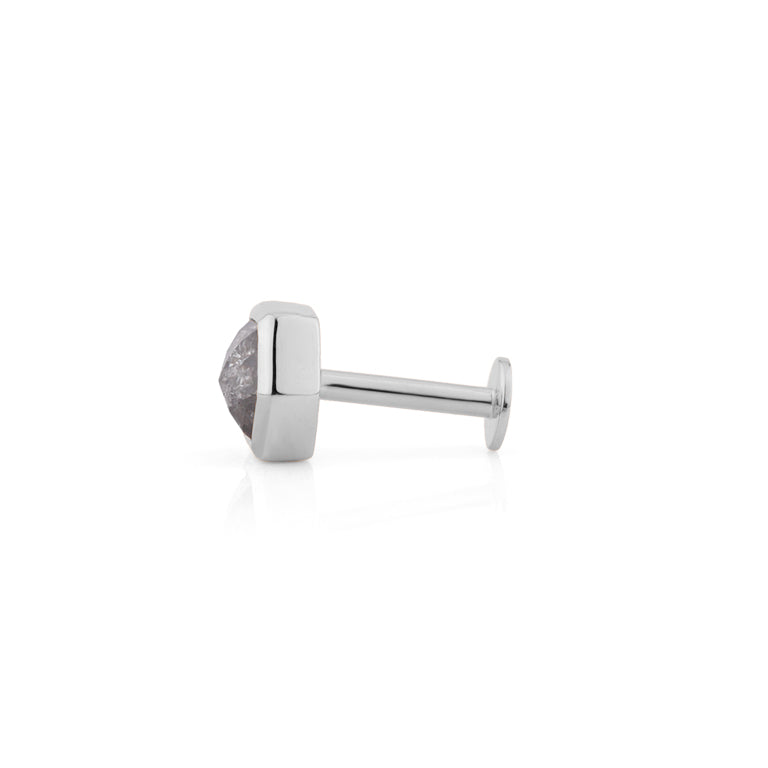 Piercing mit Salt and Pepper Diamant – Einzigartiges Unikat