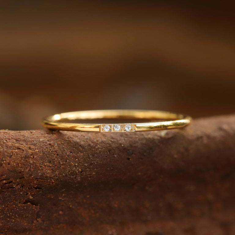 Edelstahl Ring  gelbvergoldet 1mm mit 3 Zirkonia
