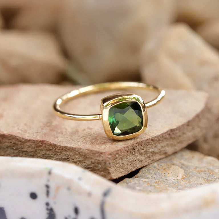 Unikate Ring mit Grünturmalin 18k Gold